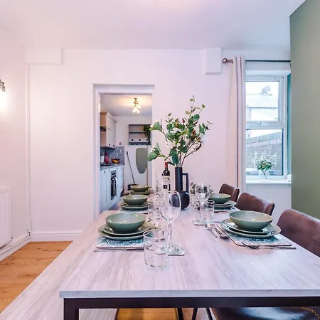 Stylish City-Centre Home: Chester Comfort for 6 Exterior photo